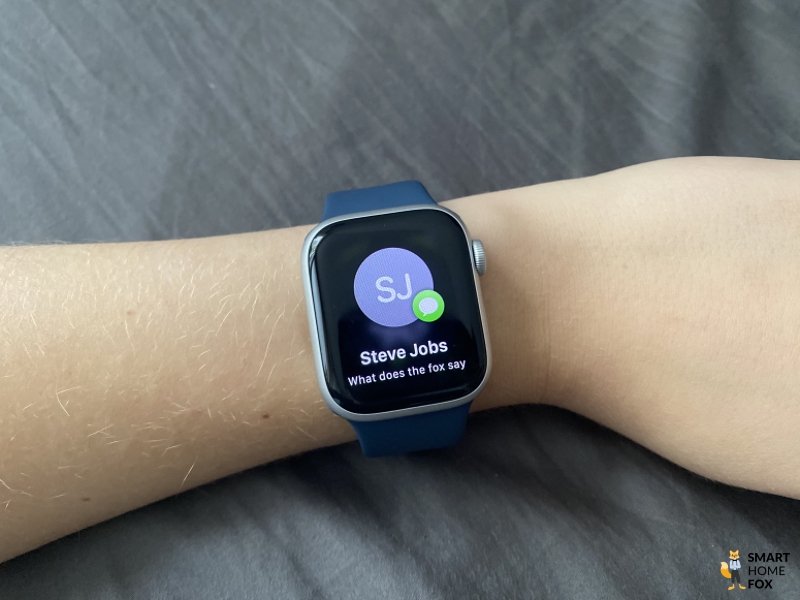 Apple Watch 9 с сообщением